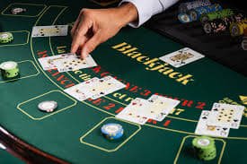 Pengguna Indonesia membuka situs di ponsel